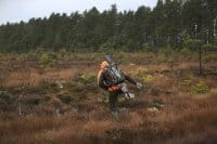 Pinewood Camou Jagdrucksack mit Gewehrholster 22 L Anwendung 2