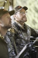 Blaser Trucker Kappe dunkeloliv Mann mit Brille