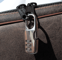 AKAH Zahlenschloss an Tasche