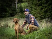 Blaser Leather Badge Kappe Dunkelblau Anwendung 2