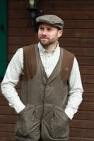 Blaser Vintage Wing Weste Herren Olive M&eacute;lange/Schwarz getragen auf Hemd vorne