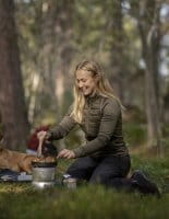 Pinewood Finnveden Hybrid Power Fleece Jacke Damen Oliv Anwendung 1