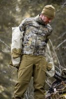 Blaser Resist 3L Jacke Herren HunTec beim anziehen