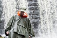 Pinewood Gustav Regenponcho Gr&uuml;n/Orange Anwendung 1