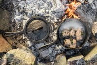 Petromax gusseiserne Kasserolle mit Deckel im Einsatz