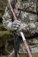 Blaser Resolution Handschuhe HunTec Camouflage getragene Hand mit Stab