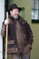 Blaser Sherpa Fleecejacke Herren dunkelbraun offen getragen Mann