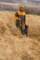 Blaser Striker Kappe Mann mit Hund im Feld