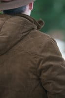 Blaser Marlo Suede Jacke Herren Portrait Kapuze hinten nah