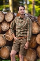 Blaser Harald Stretch Hemd Herren olive Portrait outdoor