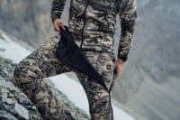 H&auml;rkila Mountain Hunter Expedition Packable Daunenhose &Uuml;berziehhose outdoor in use