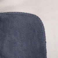 LivingActive Decke springender Hirsch dunkelgrau Detail