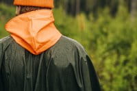 Pinewood Gustav Regenponcho Gr&uuml;n/Orange Anwendung 3