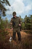 H&auml;rkila Pro Hunter Lederhose Willow green Portrait with dog